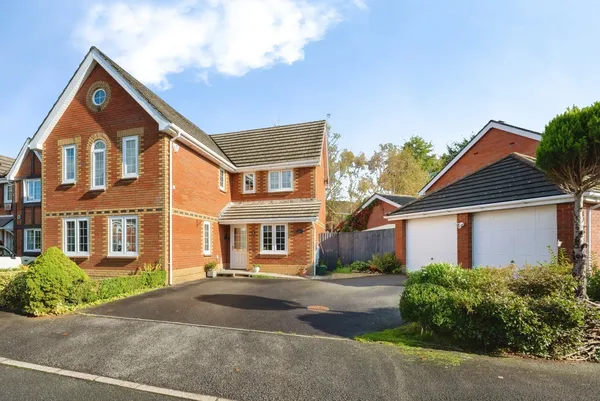 Ffordd Ger Y Llyn, Tircoed Forest Vil...