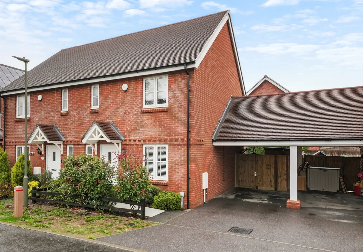 Rathbone Crescent, Horley, RH6