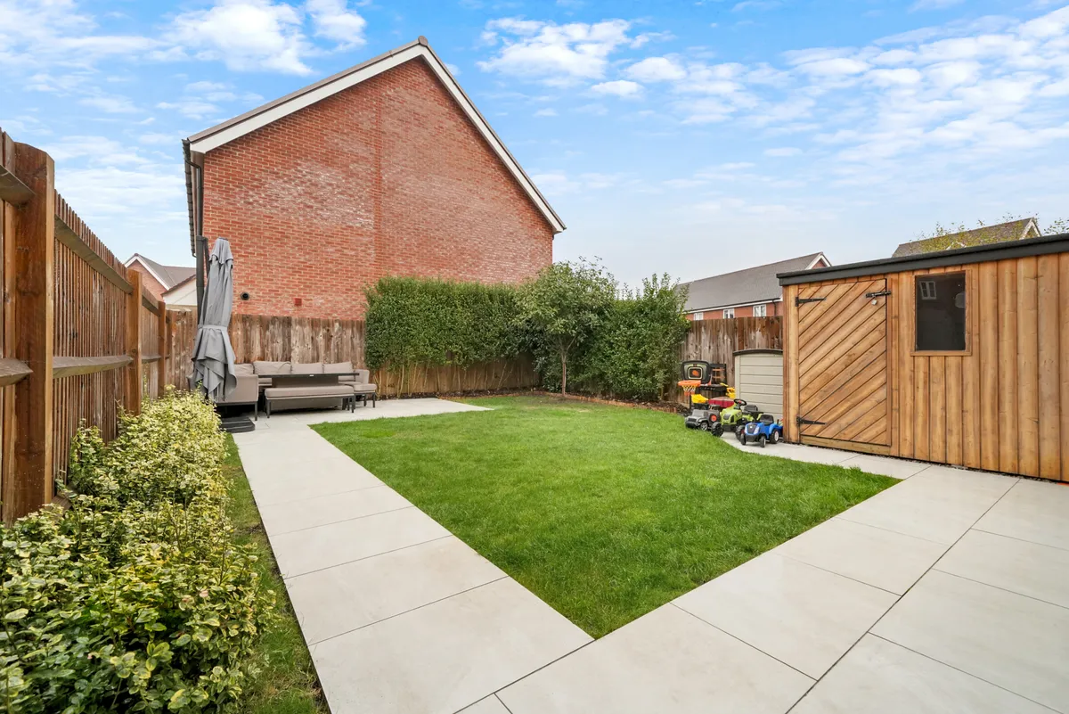 Rathbone Crescent, Horley, RH6