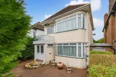 Penshurst Gardens Edgware HA8 photo 1