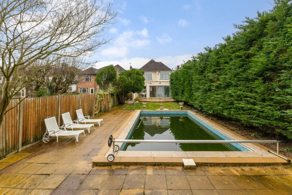 Penshurst Gardens Edgware HA8 photo 3
