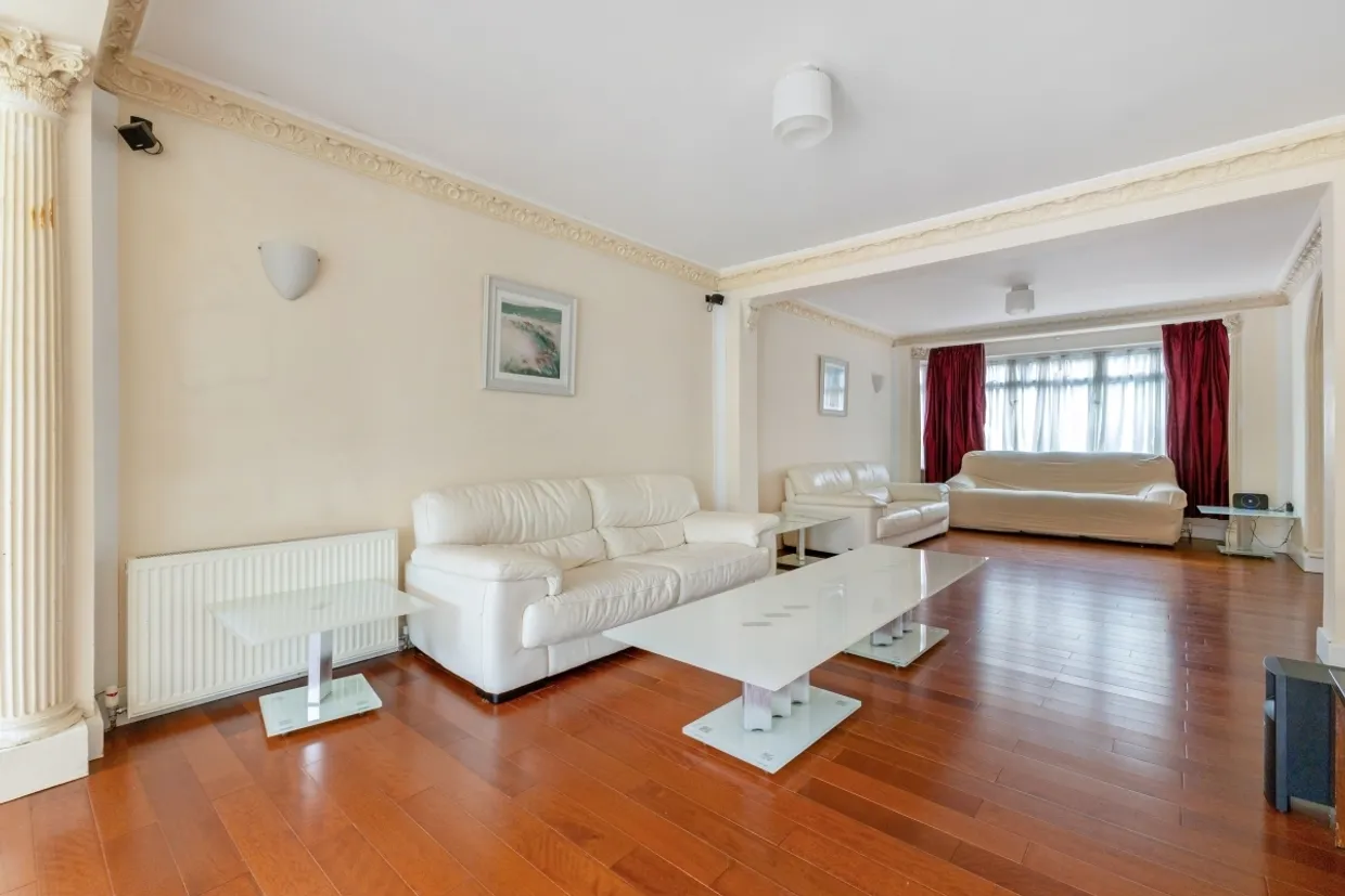 Penshurst Gardens Edgware HA8 photo 4
