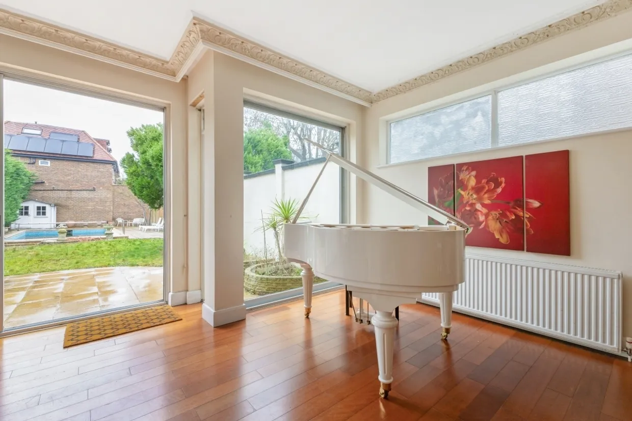 Penshurst Gardens Edgware HA8 photo 6