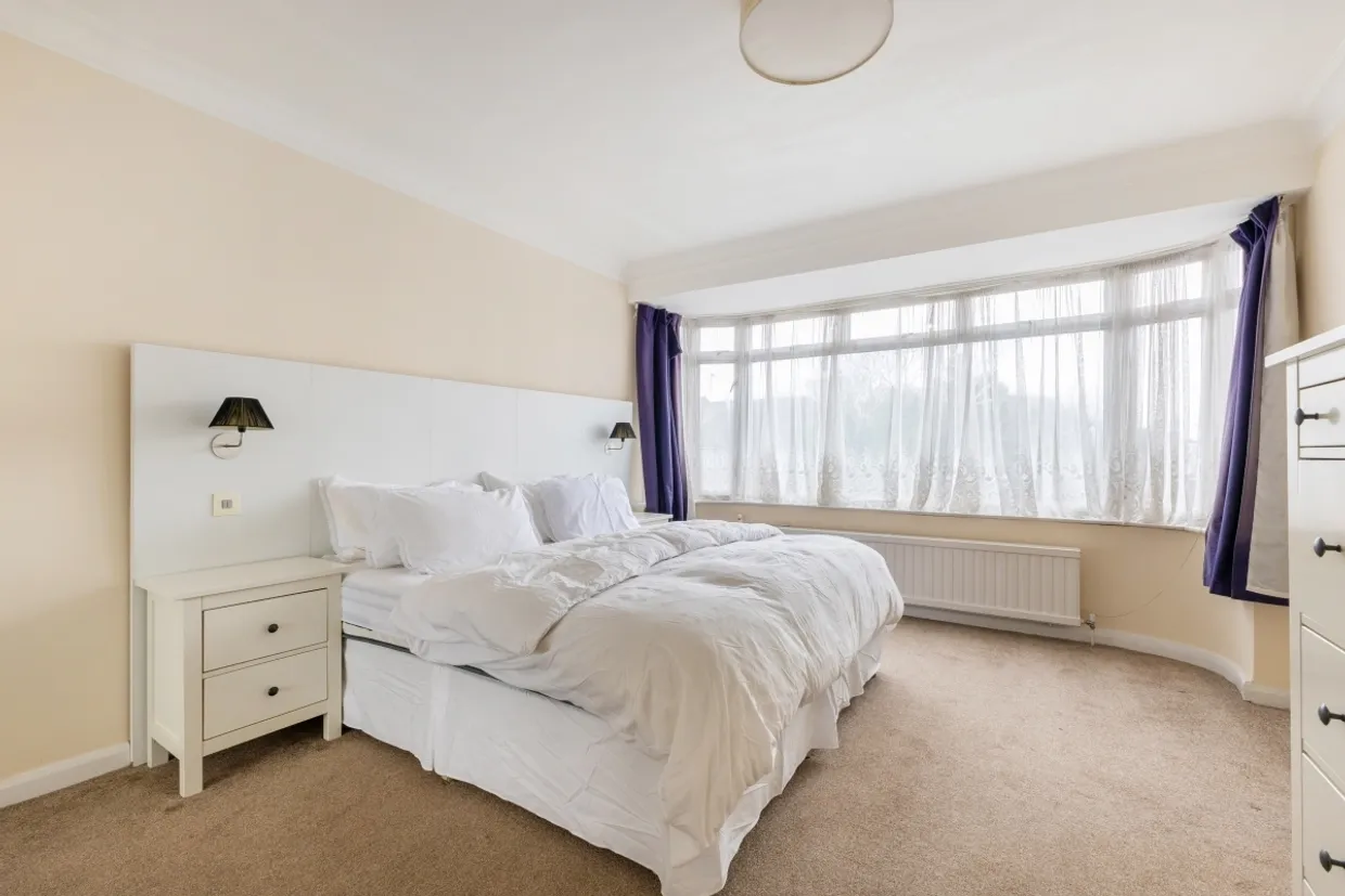 Penshurst Gardens Edgware HA8 photo 7