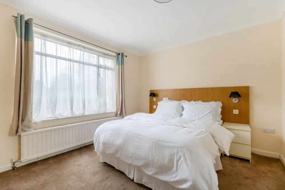 Penshurst Gardens Edgware HA8 photo 9