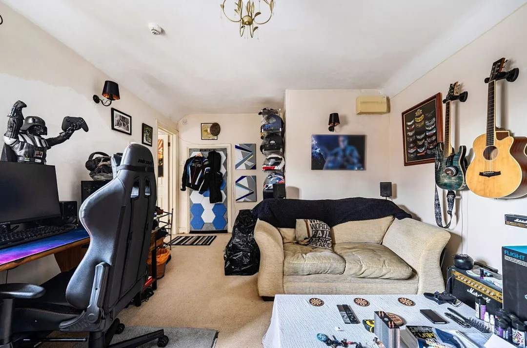 https://mr0.homeflow-assets.co.uk/files/photo/image/48693/2819/_x_/60294420.jpg