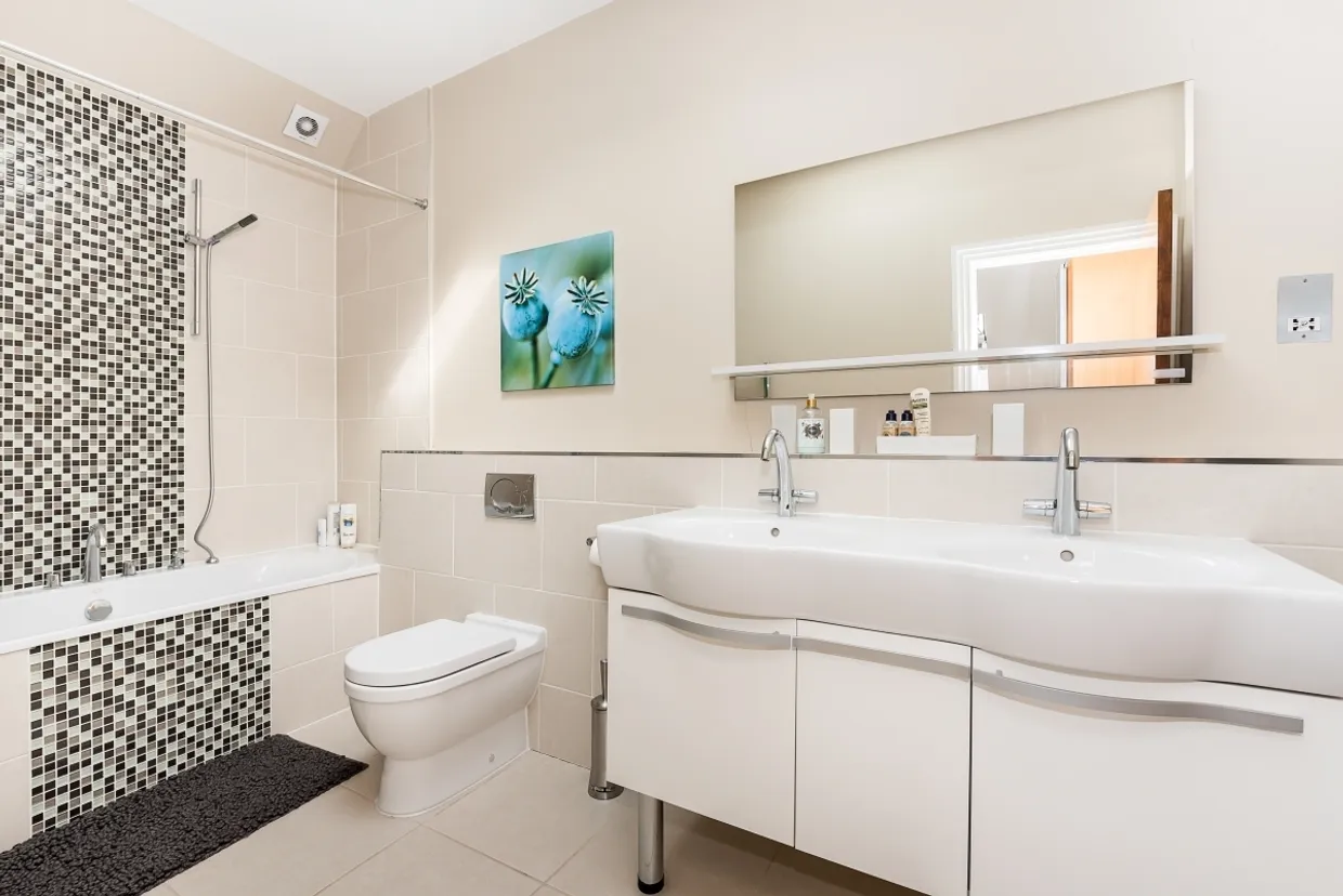 Aspen Close Hampton Wick KT1 photo 14