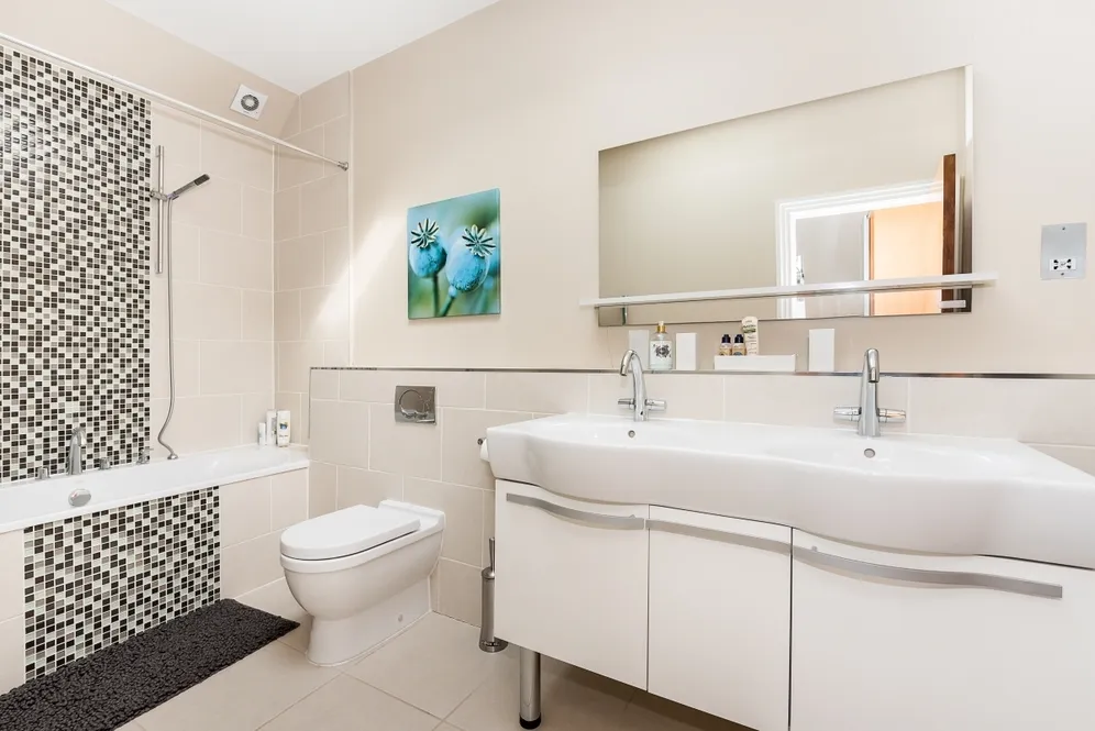 Aspen Close Hampton Wick KT1 photo 14