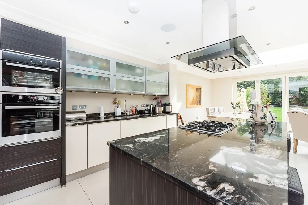 Aspen Close Hampton Wick KT1 photo 17