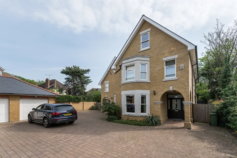 Aspen Close Hampton Wick KT1 photo 21