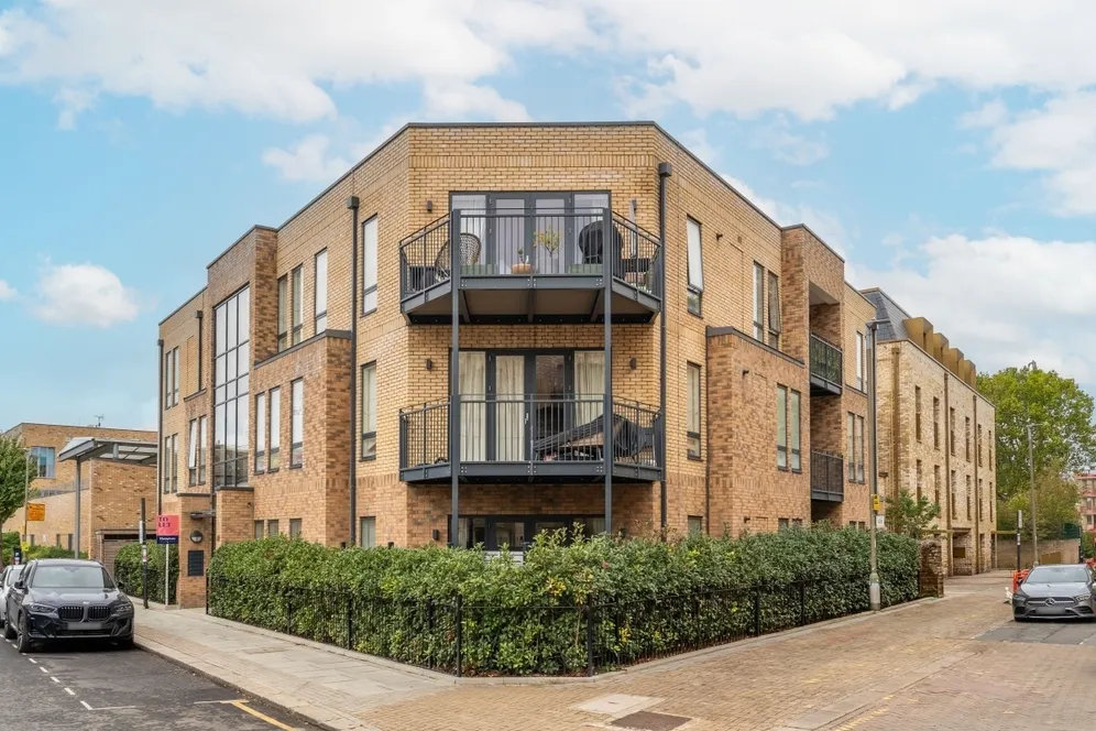 Atheldene Road London SW18 photo 16