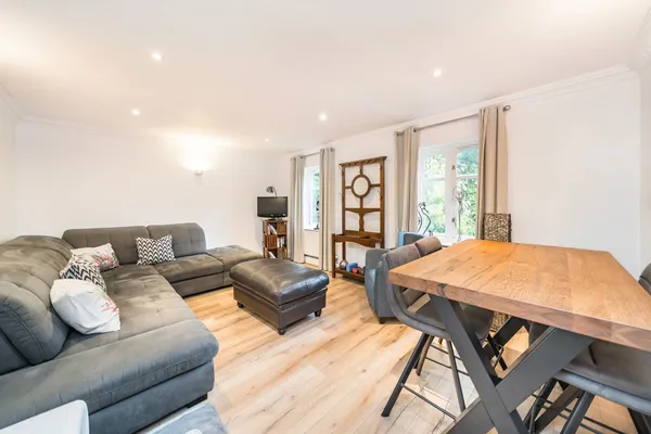 Hanger Hill, Weybridge, KT13 photo 5