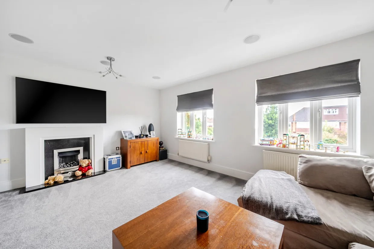 Poplar Close, Epsom, KT17 photo 2