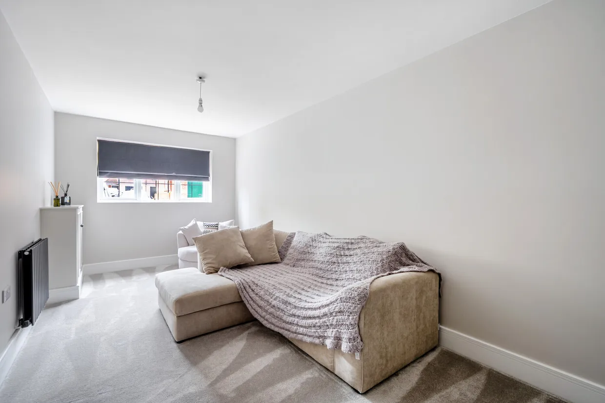 Poplar Close, Epsom, KT17 photo 4