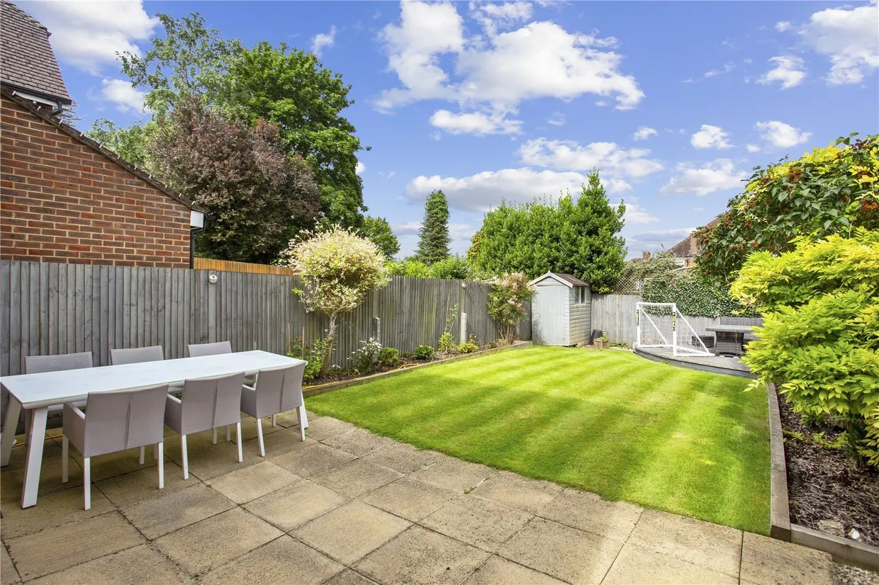 Poplar Close, Epsom, KT17 photo 12