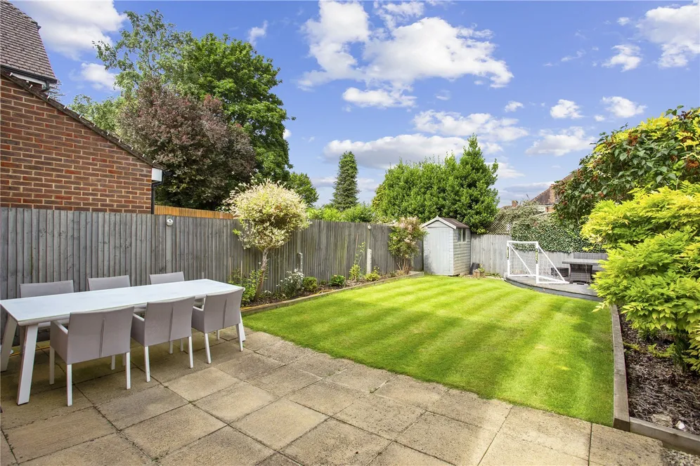 Poplar Close, Epsom, KT17 photo 12