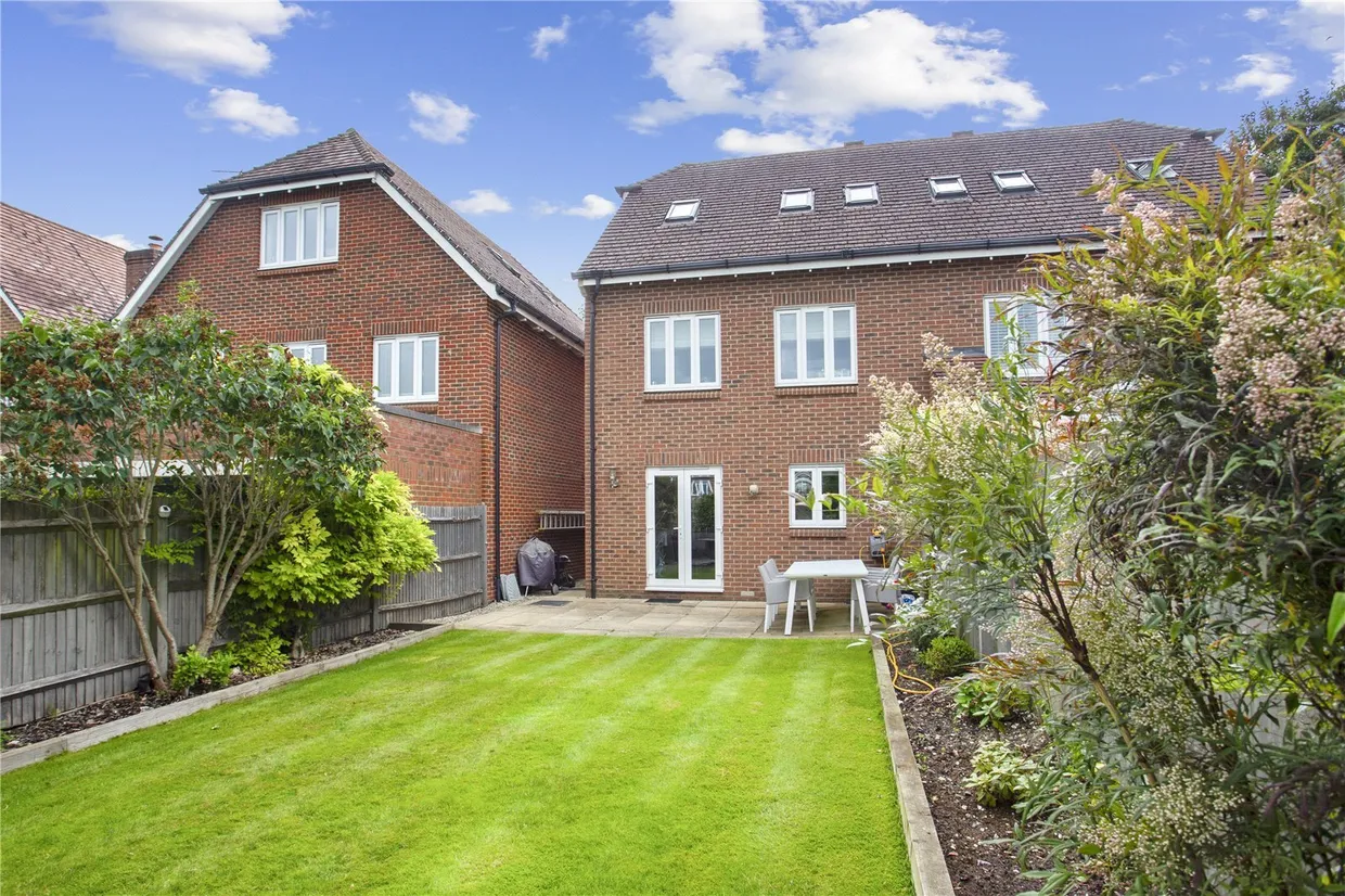 Poplar Close, Epsom, KT17 photo 13
