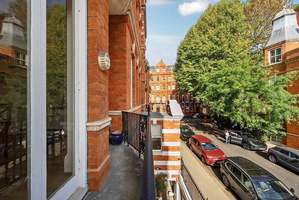 Kensington Court, London, W8 photo 11