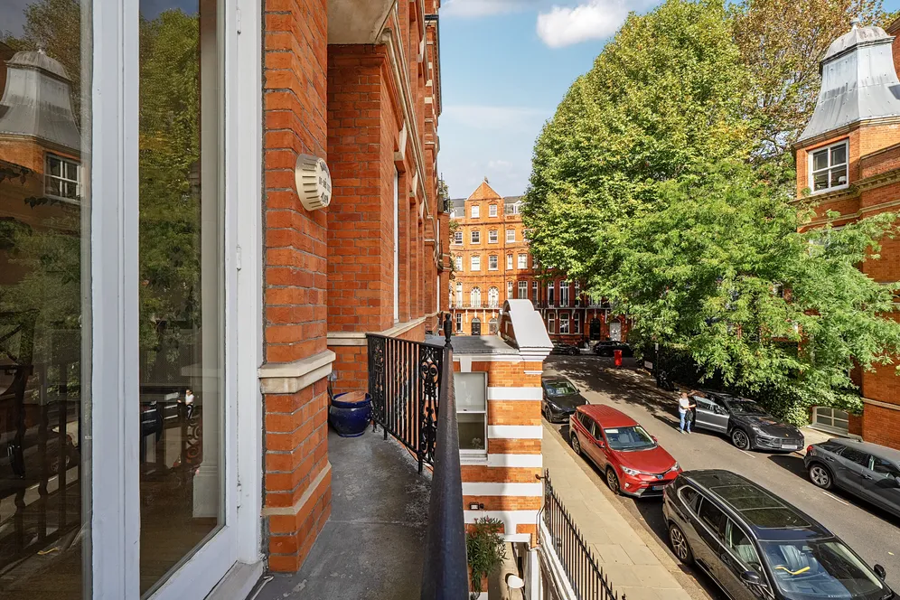 Kensington Court, London, W8 photo 11