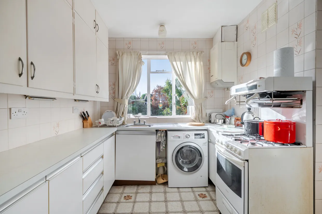 Pine Hill, Epsom, KT18 photo 4