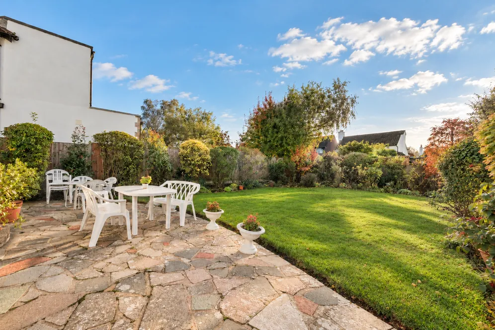 Pine Hill, Epsom, KT18 photo 5