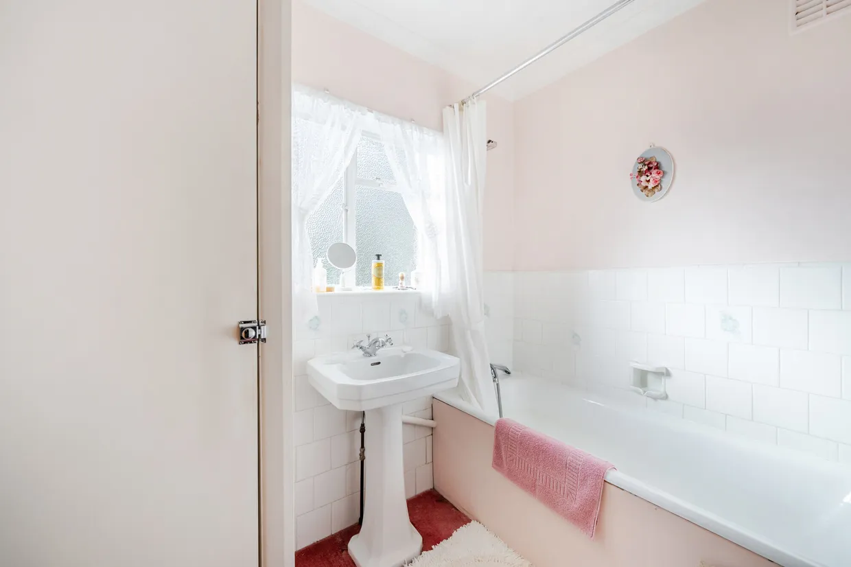 Pine Hill, Epsom, KT18 photo 11