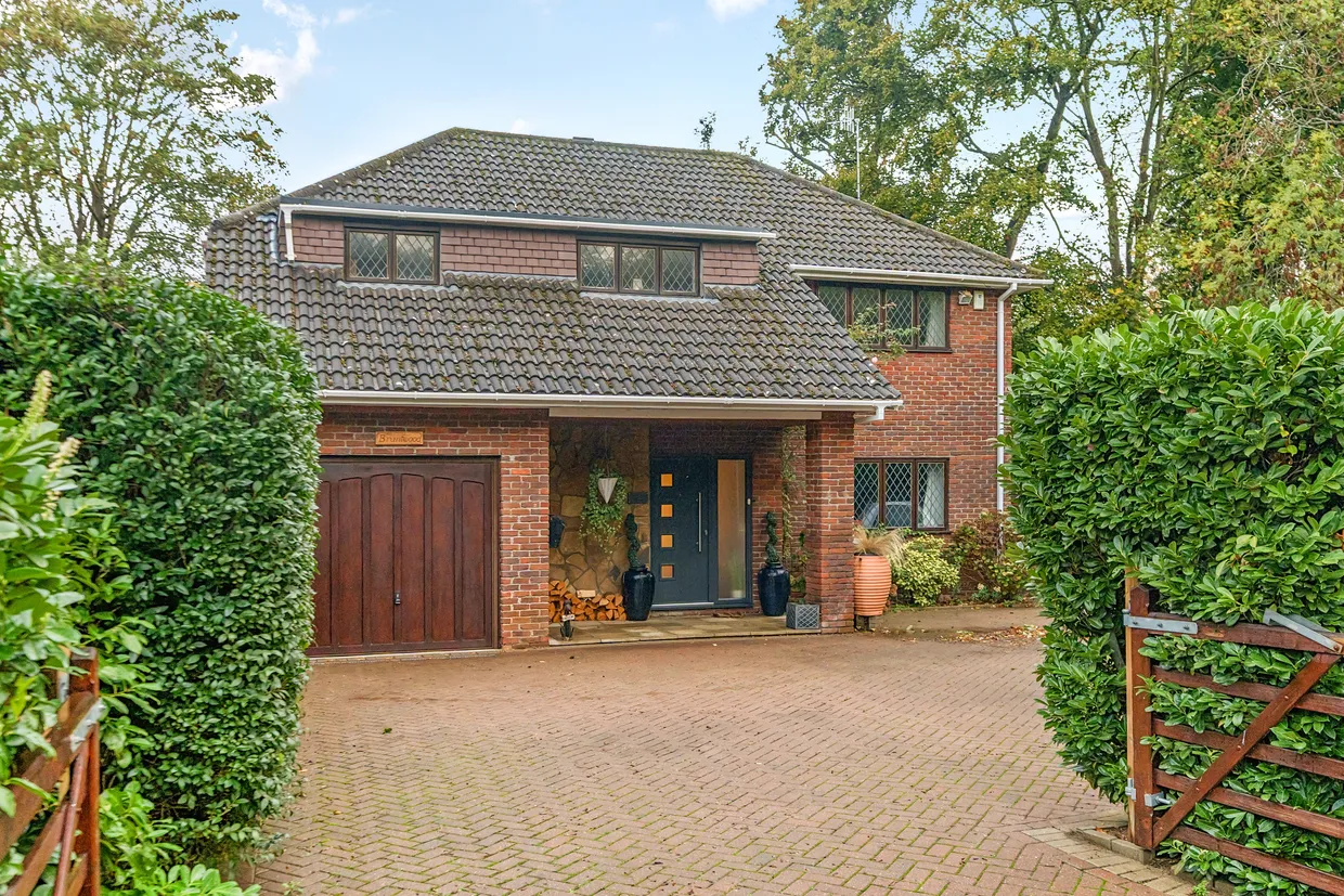 The Fairway, Weybridge, KT13 photo 1