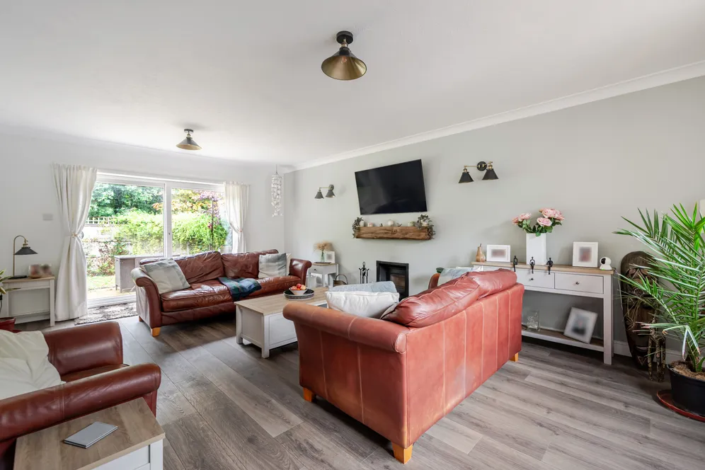 The Fairway, Weybridge, KT13 photo 2