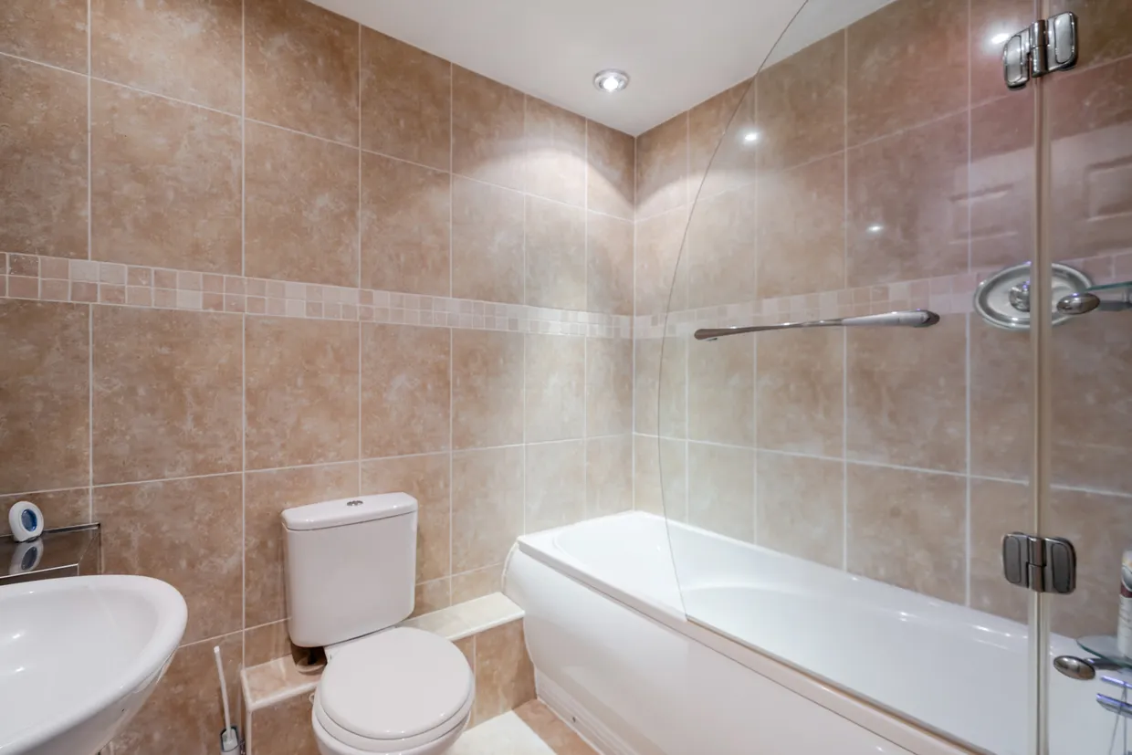 The Fairway, Weybridge, KT13 photo 12