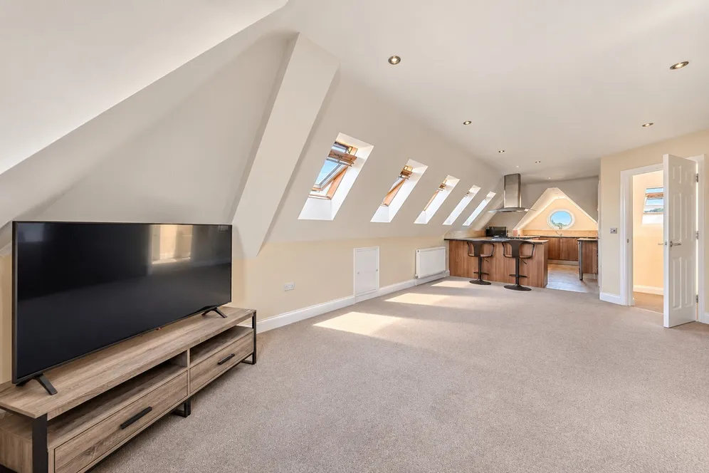 Hersham Road, Walton-On-Thames, KT12 photo 5