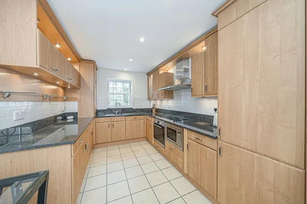 Oatlands Avenue, Weybridge, KT13 photo 3